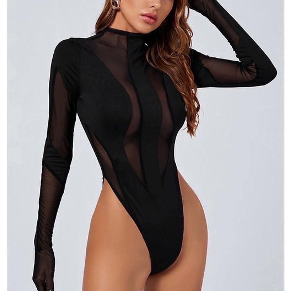 5% spandex this item is very stretchy